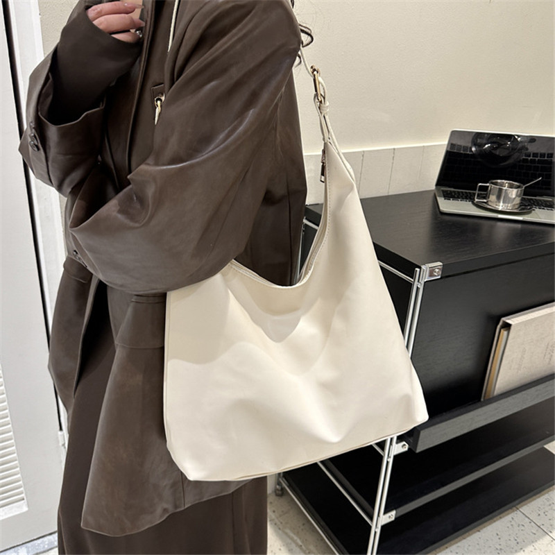 Leather Work Outfit - Tas Selempang Kulit Hitam Elegan Minimalis